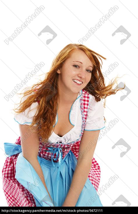 Junge Rothaarige Frau Im Dirndl Spielt Mit Dem Wind Lizenzfreies Bild