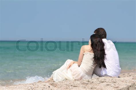 Junge Paar Träumt Am Strand Stock Bild Colourbox
