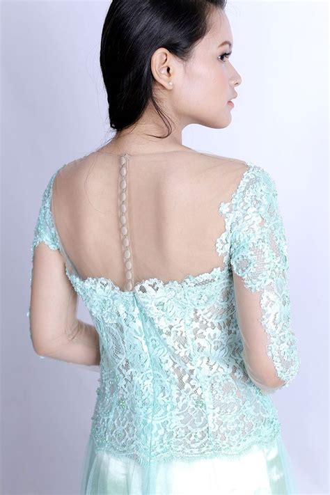 Model kebaya warna hijau mint. Mentha Green Kebaya modern berwarna hijau mint dengan lace ...