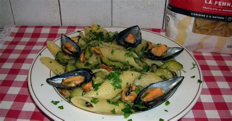 2 spicchi di aglio schiacciati. Pasta Armando | Penne cozze e zucchine