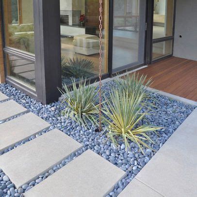Napkin holders, drink trays, and food covers to keep the pests at bay. Small Rectangular Backyard Design Design Ideas, Pictures ...