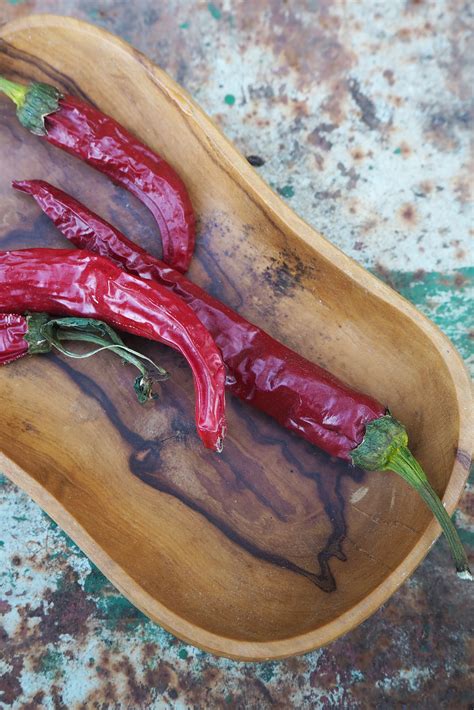 How To Dry Chillies 3 Easy Ways The Middle Sized Garden Gardening