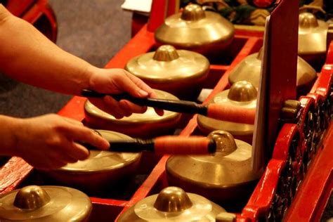 Talempong ini memiliki bentuk yang mirip dengan instrumen. 30 Jenis Alat Musik Tradisional Indonesia dan Asal Daerahnya | SarungPreneur