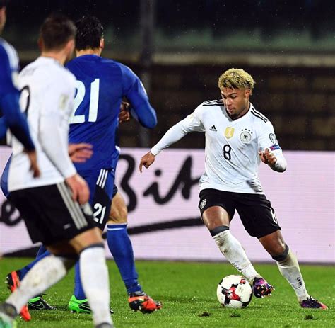 Hier finden sie informationen zu dem thema „nationalmannschaft. WM-Qualifikation: Löw und Khedira loben Rekord-Debütanten ...