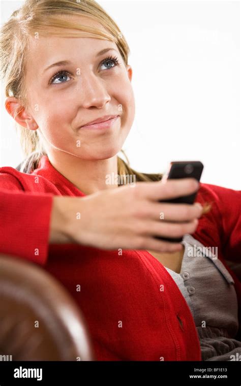 Teenager Mädchen Mit Einem Mobiltelefon Stockfotografie Alamy