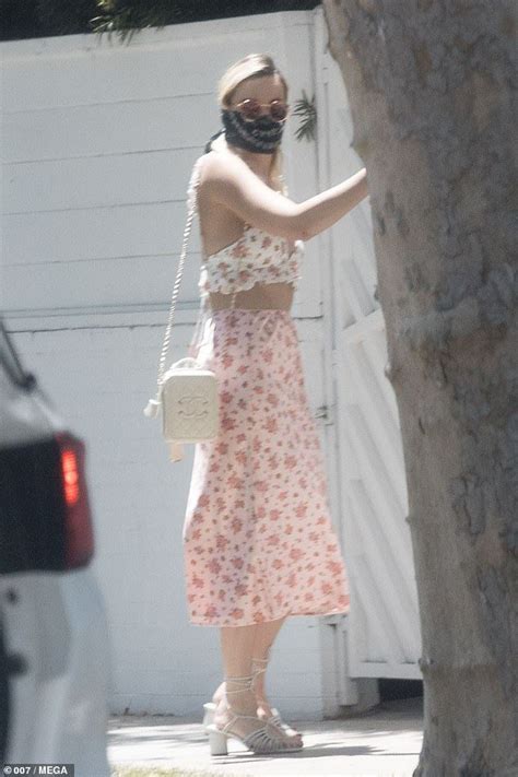 Margot Robbie Shows Off Her Toned Figure In A Floral Bralet Margot Robbie Style Margot Robbie