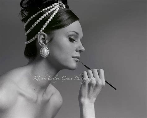 Hepburn donned a romantic short curly bob parted in the middle for a photoshoot for love in the afternoon. Audrey Hepburn-Inspired Hair Tutorial | Audrey hepburn ...
