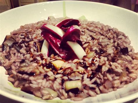 Mondate, lavate e tagliate a listarelle il radicchio, poi fatelo appassire con la cipolla e l'aglio tritati in alcuni cucchiai d'olio, quindi bagnate con un po' di brodo caldo. Risotto al radicchio trevigiano - Vegan blog - Ricette ...