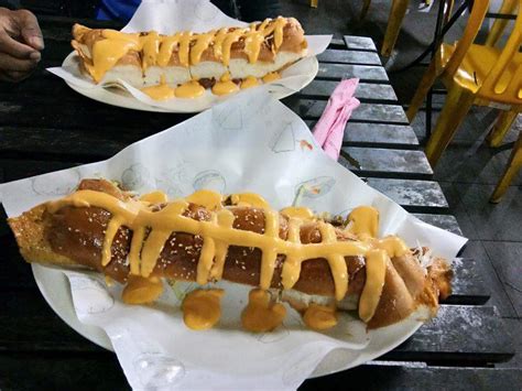 Roti john sendiri adalah roti lapis dengan isian telur dadar dengan komposisi, seperti cincang pedagang roti john kini dapat dengan mudah ditemukan di berbagai sudut kota besar di indonesia. Roti John Cheese Kambing @ Ijan's Burger Stations Paroi ...