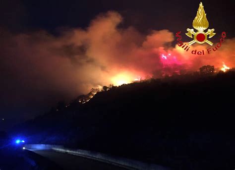 Le fiamme hanno raggiuntoleabitazioni (ansa). In Italia 500 incendi in due mesi - Daily Verona Network