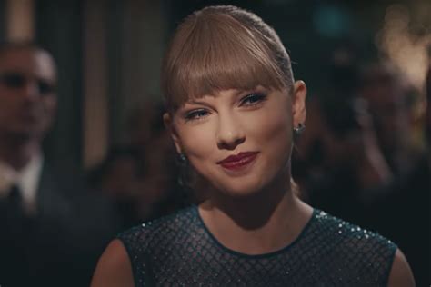 Taylor Swift Dances Like Nobodys Watching In ‘delicate Video