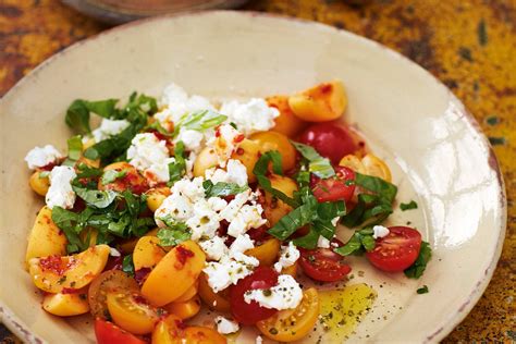 Tomaten-Aprikosen-Salat mit Feta und Honig -Sambal-Dressing Rezept
