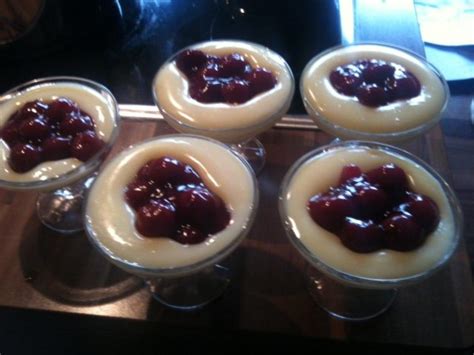 Check spelling or type a new query. Vanillepudding mit heissen Kirschen - Rezept - kochbar.de