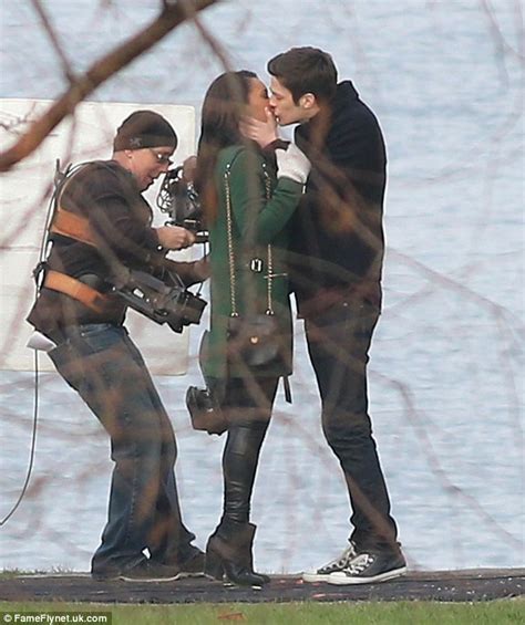 Grant Gustin And Candice Patton Share A Kiss While Filming New Scenes For Cw S The Flash Daily