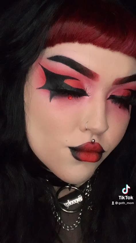 Batwing Eyeliner Video Eye Makeup Gothic Makeup Makeup
