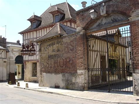 Une histoire passionnante à travers les âges. Le Cellier Saint Pierre à Troyes - Aube Champagne