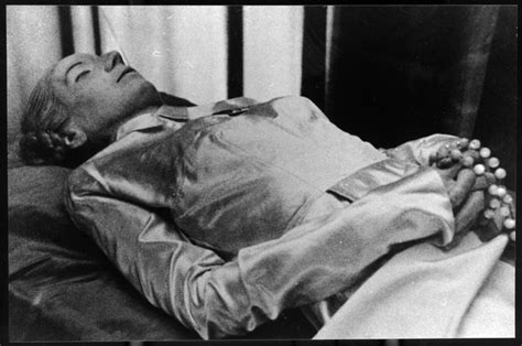 El Cadaver Embalsamado De Eva Perón Tombs And Cemetery Eva Peron
