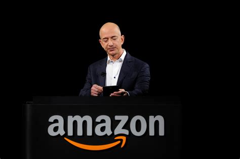 أصبح جيف بيزوس المؤسس والرئيس التنفيذى لشركة أمازون، أول ومنذ بداية عام 2020، ارتفع سهم أمازون بنسبة 80% تقريبًا، وفقًا لتقرير فوربس، كما بلغ صافى ثروة بيزوس. جيف بيزوس يبيع 2.5 مليار دولار من أسهم "أمازون" - RT Arabic