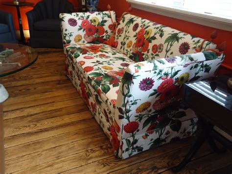 Große auswahl an verschiedenen modellen sofas. Knole style sofa with Lee Jofa Floral Fabric at 1stdibs