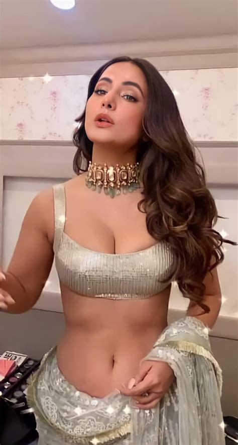 Hina Khan Showing Hot Sexy Navel Cleavage On Her Show
