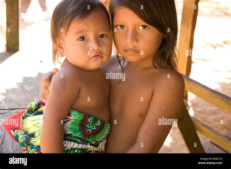Porträt von zwei Kindern Mädchen Embera Indianer Dorf Chagres