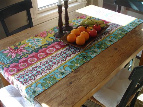 This diy burlap table runner is a quick and easy was to add rustic style and a bit of sparkle to your table! loft & cottage: diy: how to make a no-sew table runner ...