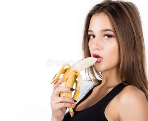 Mujer Hermosa Joven Que Come El Plátano En El Fondo Blanco Imagen De