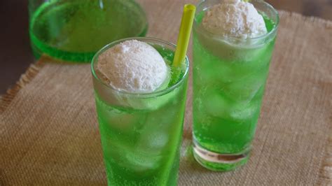 Place 1 to 2 tablespoons fruit or a peach half in a large soda glass. Cream Soda Recipe - Japanese Cooking 101