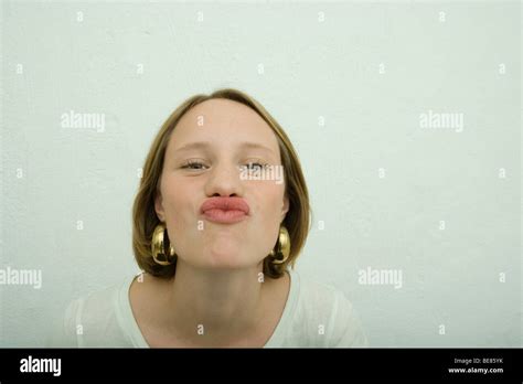 Teengirl Puckering Lippen Portrait Stockfotografie Alamy
