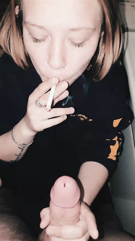 versautes blondes teen lutscht und raucht eine zigarette xhamster