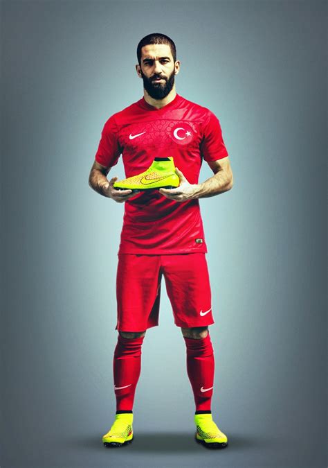 La liga ekiplerinden fc barcelona ve türkiye millî takımı forması giymektedir. Arda Turan | Known people - famous people news and biographies