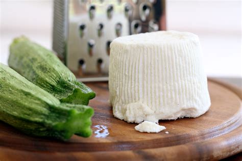Questa ricetta è presente su tantissimi blog e forum di cucina, per cui non so da chi sia in una pentola abbastanza grande mettere il litro di latte e il cucchiaino di sale e mettere sul fuoco a fiamma bassa, girando ogni tanto per non far. Ricotta fatta in casa - Ricette Bimby TM31 | TM5
