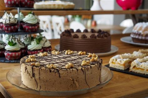 Vegane Schoko-Erdnuss-Torte | Snickers torte, Lebensmittel essen ...