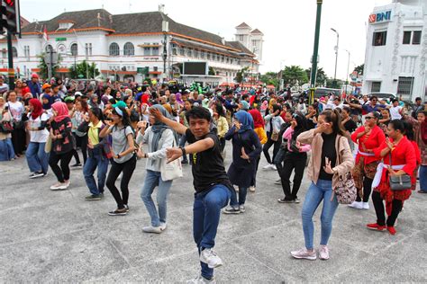 Flashmob Golek Menak, Hebohkan Selasa Wagen Titik Nol ...