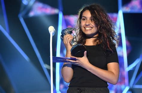 Alessia Cara Took Off Her Makeup On Stage At The 2017 Vmas For The Best