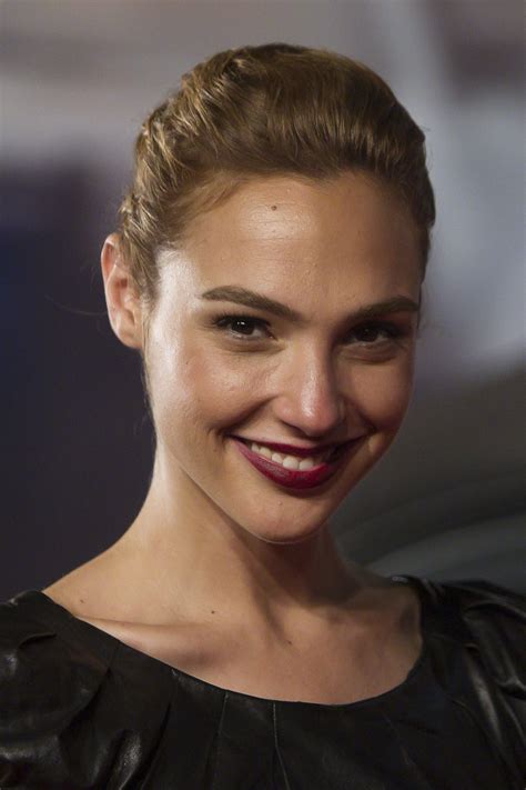 Gal Gadot S Best Looks Wonder Woman Star Gal Gadot Fa