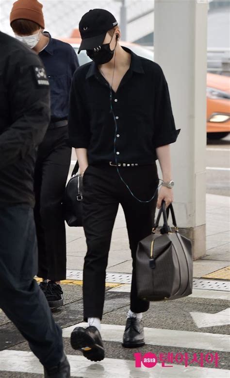 Bts Suga S Black Airport Fashion Looks Kpop Korean Hair And Style