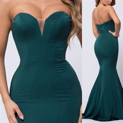 Show Off Pretty Shoulders And Flaunt An Hourglass Figure In A Minimally