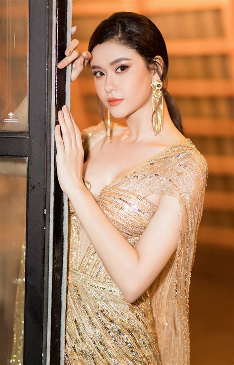 Chiếc áo bình minh mặc có in chữ cầu thủ nhí 2016. Trương Quỳnh Anh hở bạo khoe ngực đầy, lời lý giải về màn ...