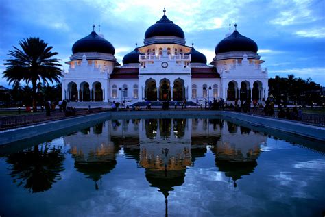 Arsip foto masjid raya baiturrahman yang dibangun kembali oleh hindia belanda, pasca pembakaran pada 1876. Visit to Aceh: how to visit the Masjid Raya Baiturrahman Aceh..?