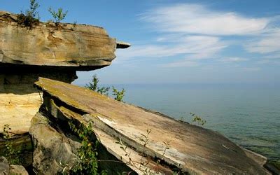 Malaysia dikelilingi oleh laut china selatan, selat melaka, laut sulawesi, dan laut sulu yang terletak kerana terletak di pentas sunda. UNIK!! Batu di pinggir laut yang mirip LOBAK!! - Noretz-area
