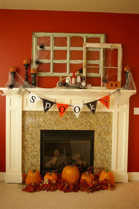 These christmas mantel ideas are perfect for a vintage, shabby chic, contemporary or a traditional home! 50 Great Halloween Mantel Decorating Ideas | DigsDigs