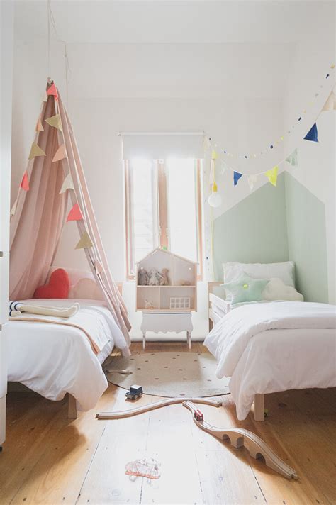 You need to break into the imaginative world of try to avoid blue and pink colors for the childrens bedroom ideas since both are lifeless. How to make multiple bed layout Work - 6 shared kids room ...