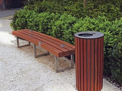 Materiali quali l'acciaio, il cemento e il legno danno vita ad elementi di arredo dal grande valore estetico. ARREDO URBANO - SEGNALETICA CILIENSE