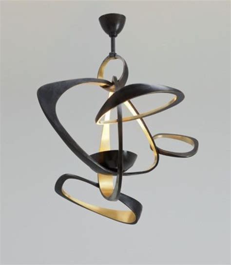 Ce lustre fera un effet incroyable en semblant desaxé et donnera un aspect résoluement moderne à votre maison, hôtel ou restaurant finition or. Les meilleurs lustres design pour le meilleur intérieur!