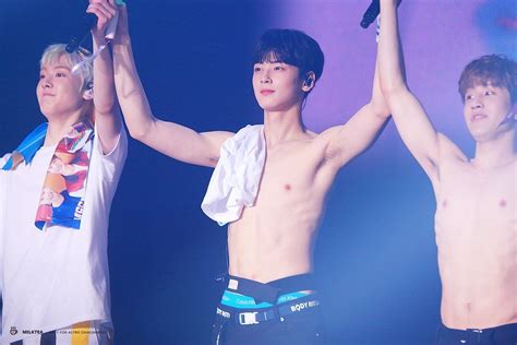His perfect height, dashing visuals, incredible hairstyle, and superb body if you wish to carry that perfect boyfriend look inspired by cha eun woo fashion, go for layers. ASTRO Cha Eunwoo Revealed His Abs To Lucky Fans — Koreaboo ...