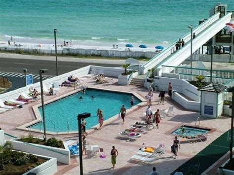 destin area florida vacation rental surfside resort has 1 king size bed and 1 bathroom it