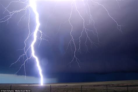 Storm Chaser Pictures Spectacular Lightning Strikes During 50000 Mile
