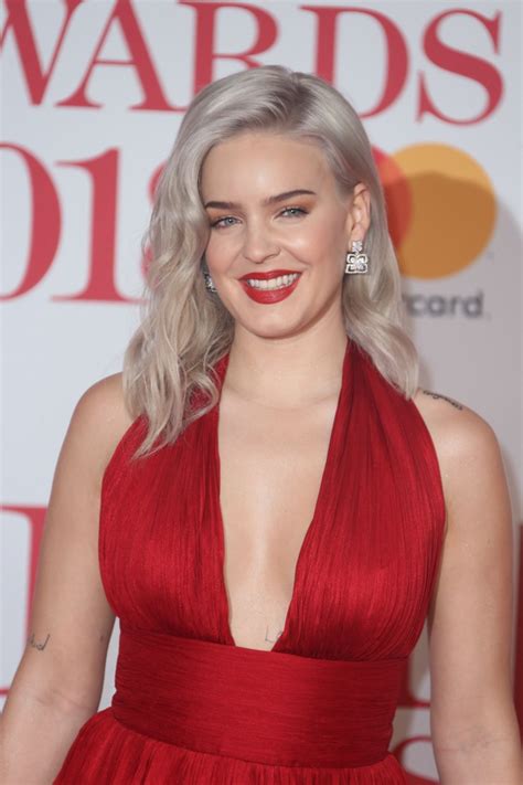 She has attained several charting singles on the uk singles chart, including clean bandit's rockabye. Anne-Marie Kimdir? Boyu, Kilosu, Yaşı ve Göz ile Saç Rengi ...