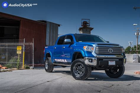 2016 Toyota Tundra | 20x10 XD Wheels XD 811 Machine lip, Black Inserts
